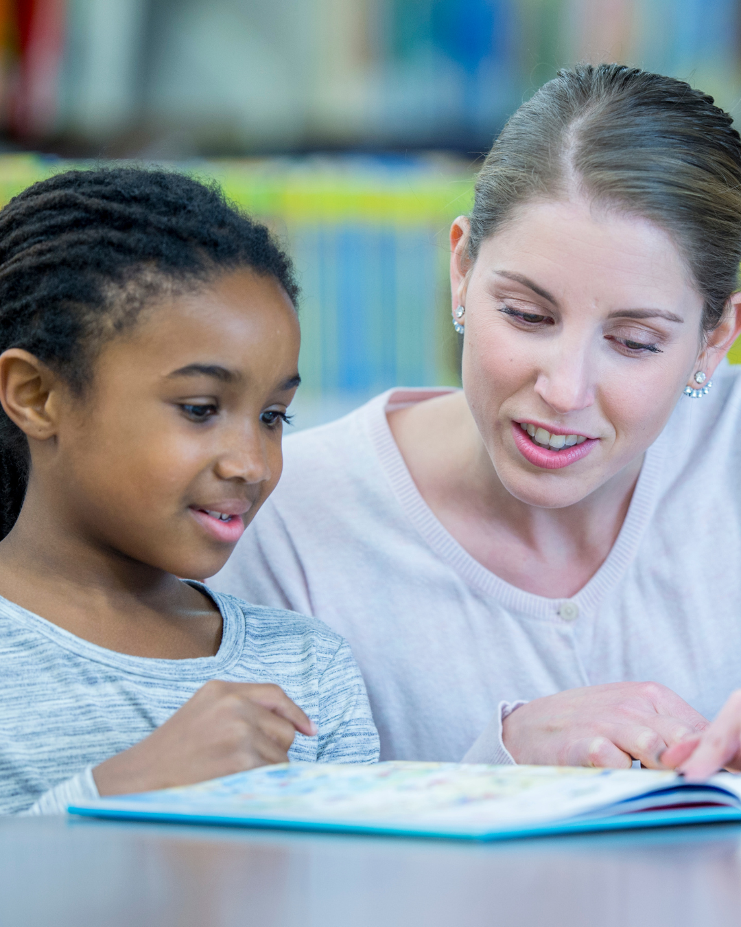 SLP doing speech language therapy using the SLK Curriculum